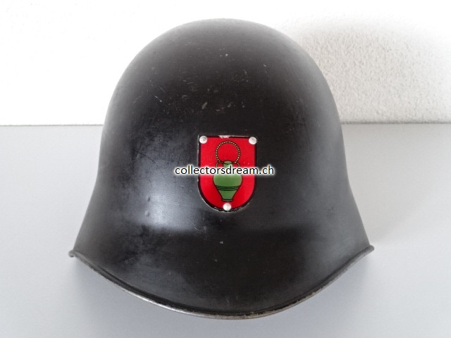 Feuerwehrhelm aus Stahlblech mit Gemeinde Wappen