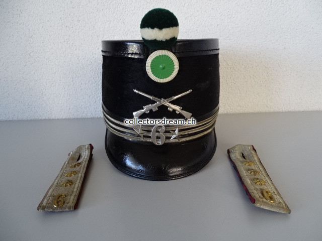 Offiziers Tschako / Käppi Hauptmann Ord. 1898 Infanterie Bat. 6 Landsturm Ct. Vaud / Kt. Waadt inklusive Schulterklappen