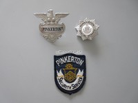 2 x Metall Badge, Pinkerton Special Service, inkl. Stoffabzeichen