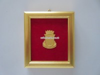 Wandplakette mit orig. Metall Mützenabzeichen, Police Ville de Lausanne
