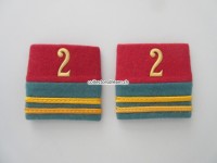 Schulterschlaufen (Achselschlaufen) Paar, Offizier, Oberleutnant, Bat.2, 2-farbig, karmesinrot-hellgrün