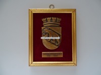Wandplakette mit orig. Metall Mützenabzeichen der ehemaligen Stadtpolizei Bern datiert 1810 - 1960