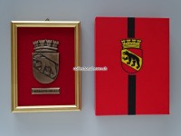 Wandplakette mit orig. Metall Mützenabzeichen der ehemaligen Stadtpolizei Bern