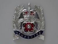 Bobbyhelm Metallabzeichen, British Police Hampshire