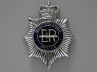 Bobbyhelm Metallabzeichen, British Bedfordshire Police