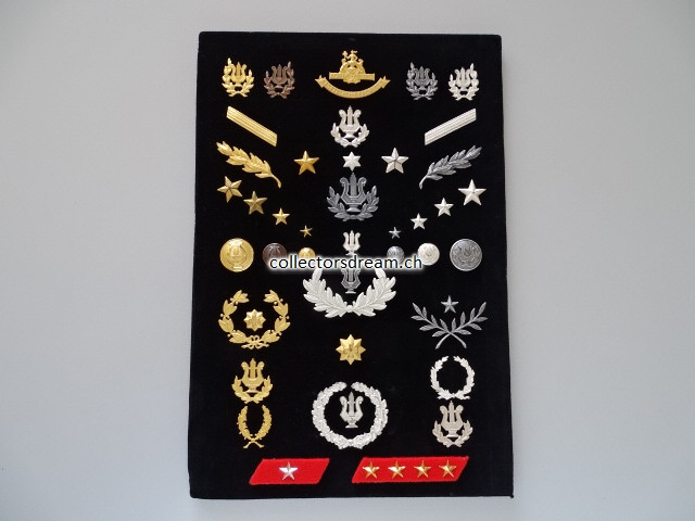 Mustertafel AGRU mit div. Metallabzeichen