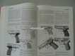 Buch, Revolver und Pistolen, Zhuk/Brukner
