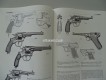 Buch, Revolver und Pistolen, Zhuk/Brukner