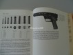 Buch, US-Patronen und Faustfeuerwaffen