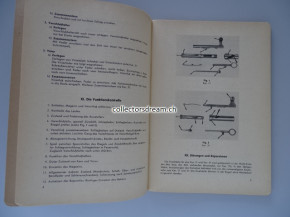 Reglement/Anleitung Vorschriften für den Waffenmechanikerdienst an Handfeuer- und Automatwaffen. I. Teil & II. Teil / 1954