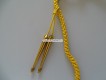 Fangschnur, Musik, Schweiz. Farbe gold-gelb, mit 2 Metallstiften
