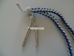 Fangschnur, Musik, Schweiz. Farbe blau-silbergrau mit 2 Metallstiften