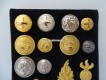 Mustertafel mit Uniform Knöpfen, Zahlen und Emblemen
