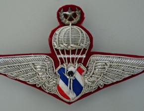 Fallschirmspringer / Parawing Abzeichen, mit Stern und Kranz, Thailand