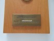 Wandplakette Kapo Bern, Metallabzeichen (ehemaliges Mützenabzeichen) auf Holz