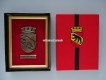 Wandplakette mit orig. Metall Mützenabzeichen der ehemaligen Stadtpolizei Bern