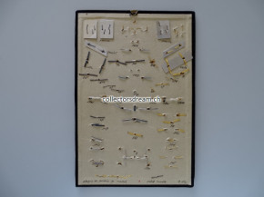 Mustertafel AGRU mit div. Metallabzeichen