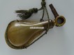 Pulverflasche um 1860 aus Horn mit Messinggarnitur